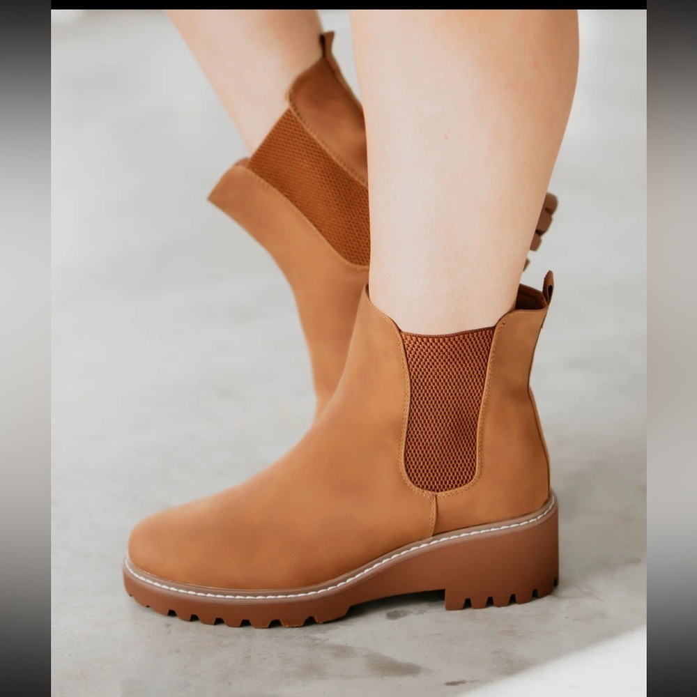 Forever Agenda Platform Chelsea Boot Size 10 Tan Slip On Round Toe NEW - Picture 2 of 12